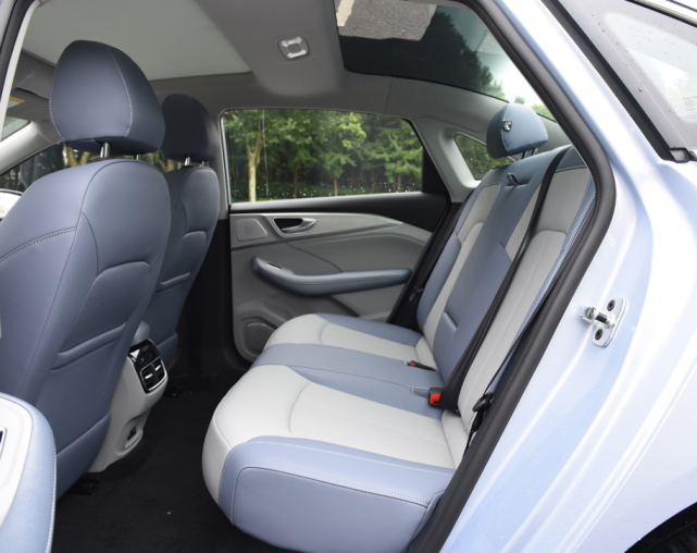 標(biāo)配620km續(xù)航，免充電+終質(zhì)保，換了Logo的榮威這么下血本？