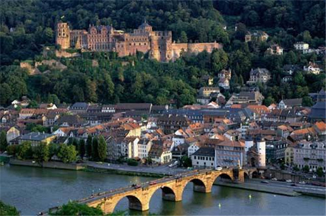 保時捷LOGO到底是一匹馬還是一頭鹿？