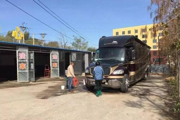 成龍的較新百萬豪車曝光，車標竟然是個&ldquo;龍&rdquo;字