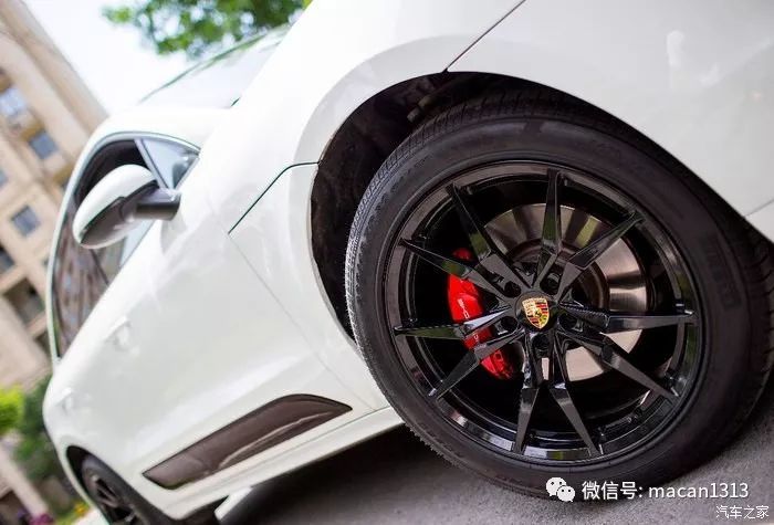 小哥花了一輛macan的錢來改裝新提的車，尤其那個輪轂。。。。。