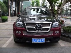 偶遇一輛SUV，車牌4個9，車標