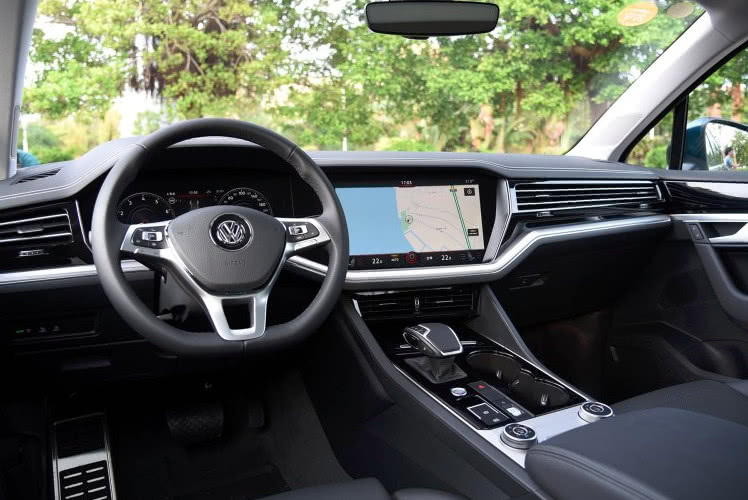 和奧迪Q8保時捷卡宴一個媽，因為一個車標卻便宜40萬，超值