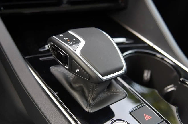 和奧迪Q8保時捷卡宴一個媽，因為一個車標卻便宜40萬，超值