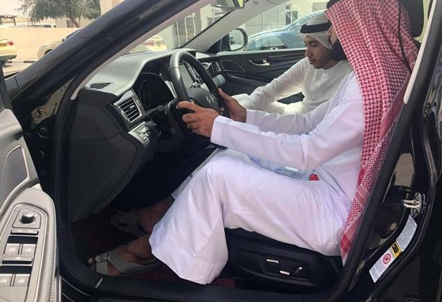 紅旗車(chē)在迪拜走紅，比勞斯萊斯都稀有，因漢字車(chē)標(biāo)被當(dāng)?shù)厝藝^！