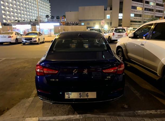 紅旗車(chē)在迪拜走紅，比勞斯萊斯都稀有，因漢字車(chē)標(biāo)被當(dāng)?shù)厝藝^！