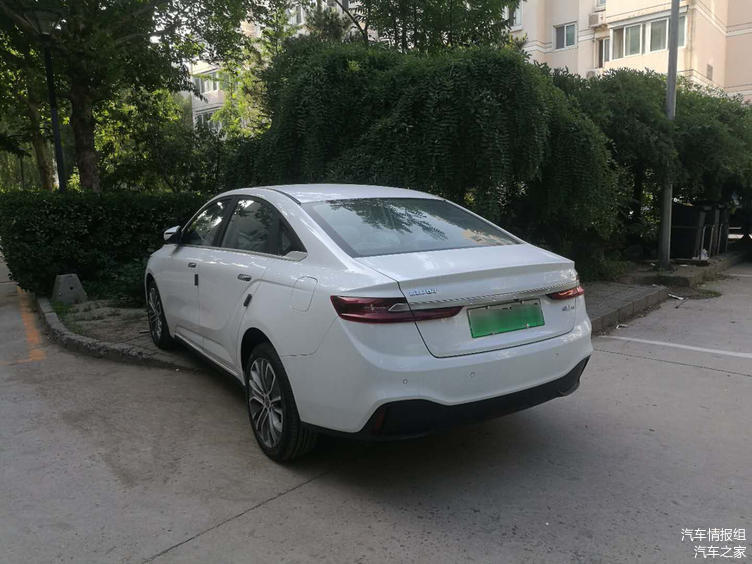 實拍小區里的吉利幾何A 外觀造型和車標是兩大亮點