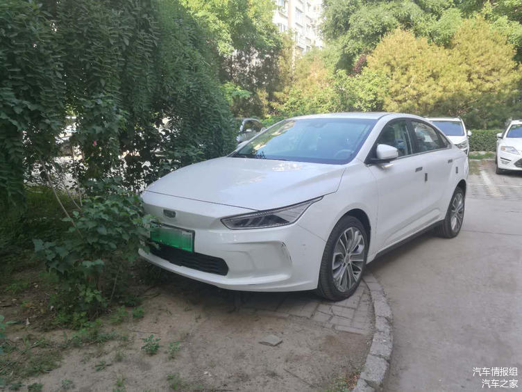 實拍小區里的吉利幾何A 外觀造型和車標是兩大亮點