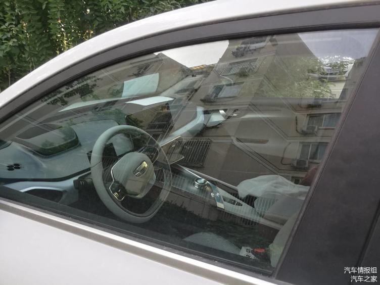 實拍小區里的吉利幾何A 外觀造型和車標是兩大亮點