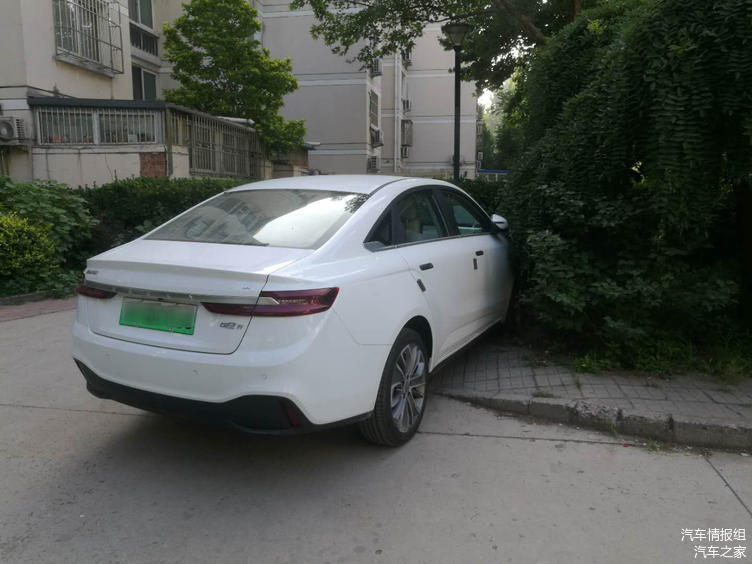 實拍小區里的吉利幾何A 外觀造型和車標是兩大亮點