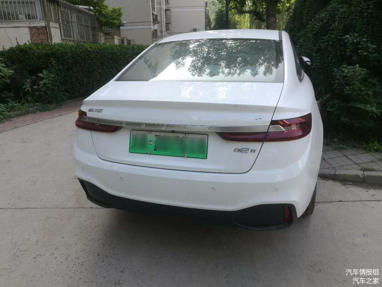 實拍小區里的吉利幾何A 外觀造型和車標是兩大亮點