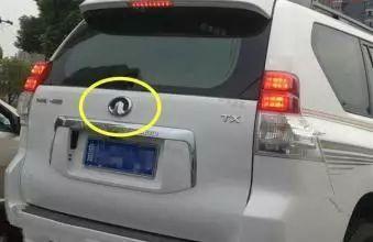 車標玩出新高度，有司機車標改的太惹火，交警都忍不住了