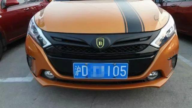 車標玩出新高度，有司機車標改的太惹火，交警都忍不住了