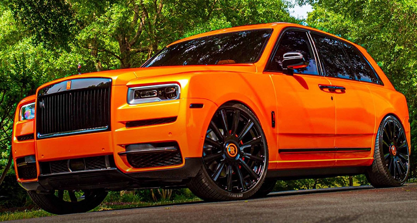 定制版庫里南，車標是車主雕像，改裝費要250萬，卻只花4天工資！