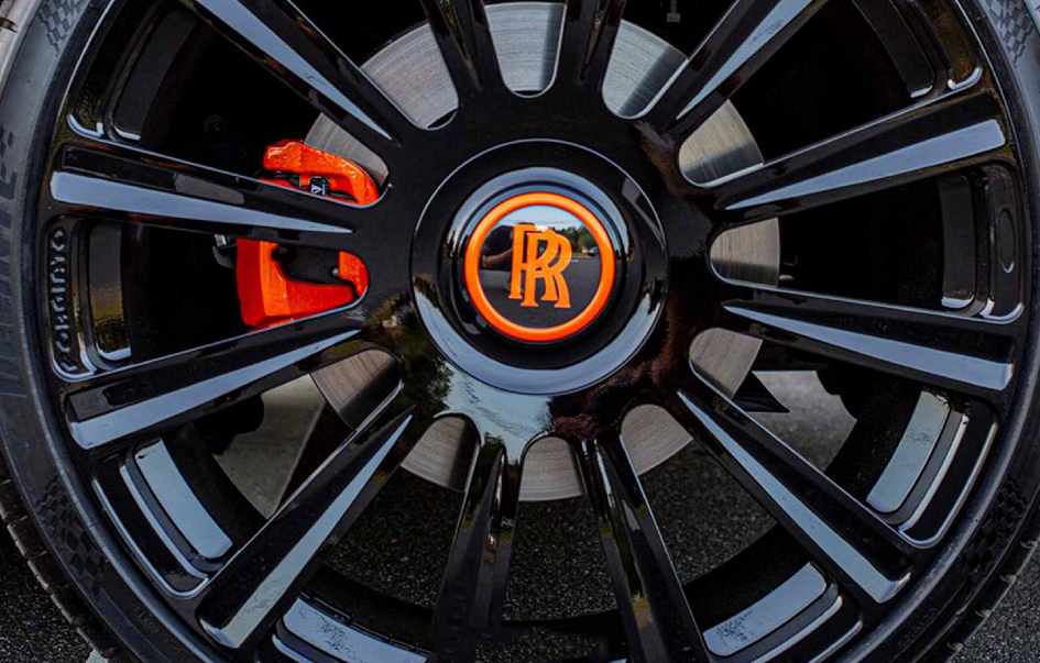 定制版庫里南，車標是車主雕像，改裝費要250萬，卻只花4天工資！