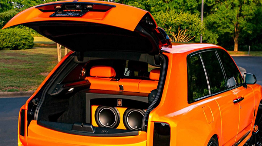 定制版庫里南，車標是車主雕像，改裝費要250萬，卻只花4天工資！