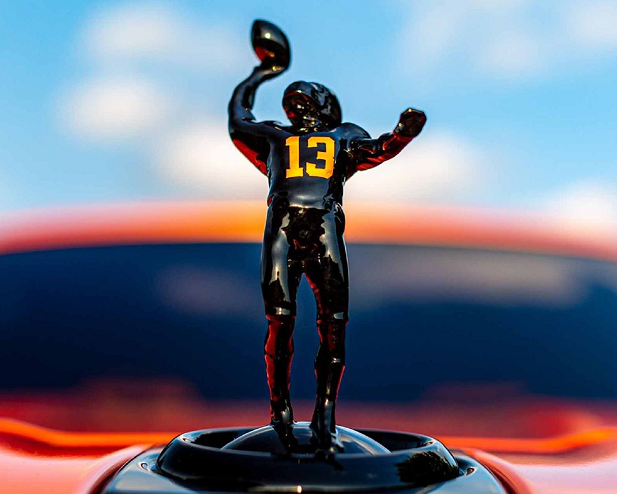 定制版庫里南，車標是車主雕像，改裝費要250萬，卻只花4天工資！