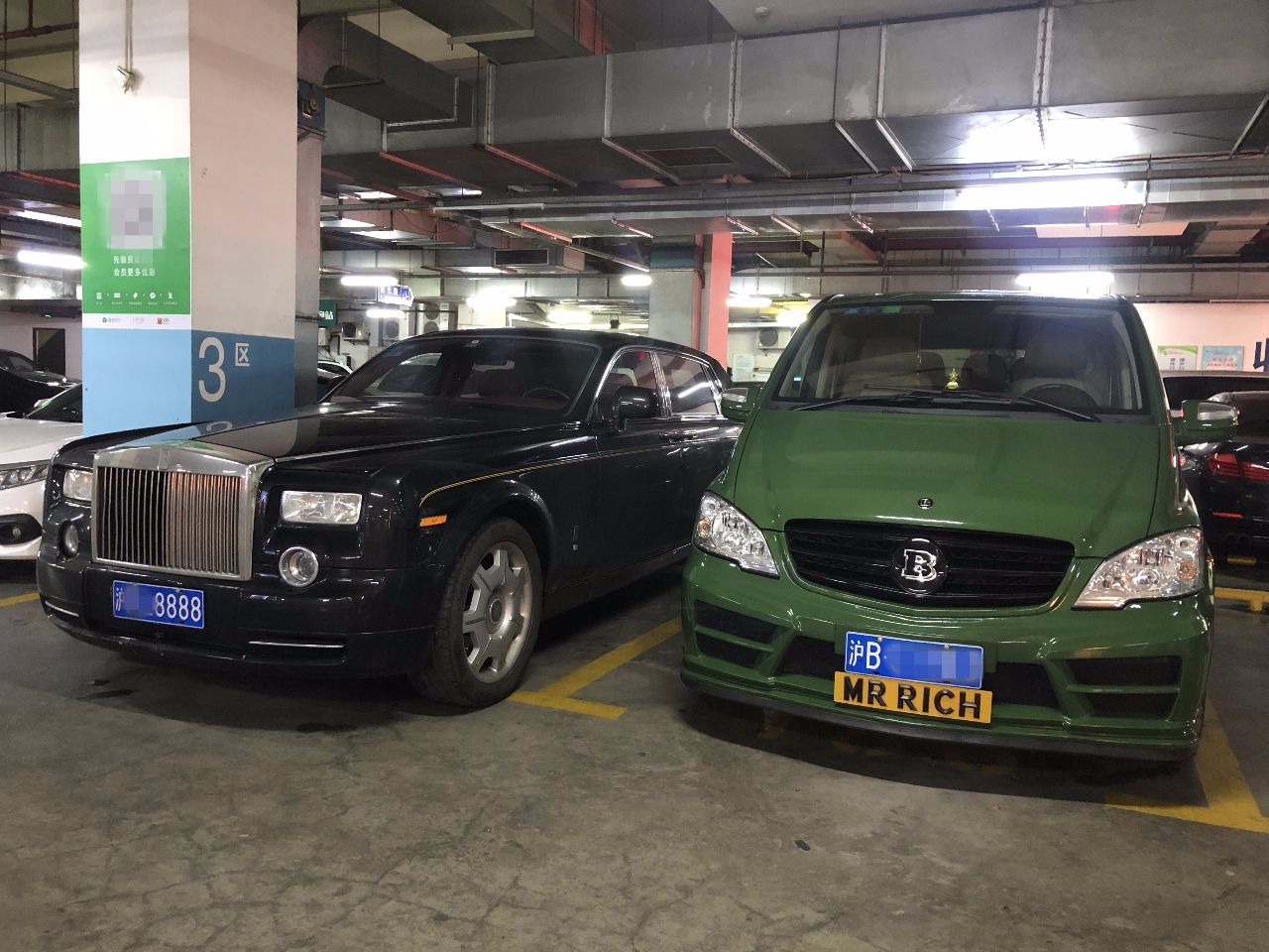 1000萬勞斯萊斯幻影，車牌四個八，車標掉漆，輪標起霧