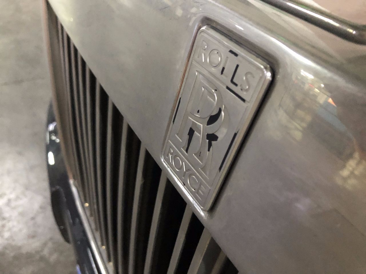 1000萬勞斯萊斯幻影，車牌四個八，車標掉漆，輪標起霧