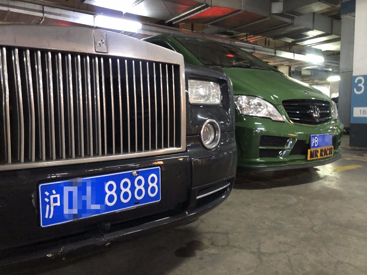 1000萬勞斯萊斯幻影，車牌四個八，車標掉漆，輪標起霧