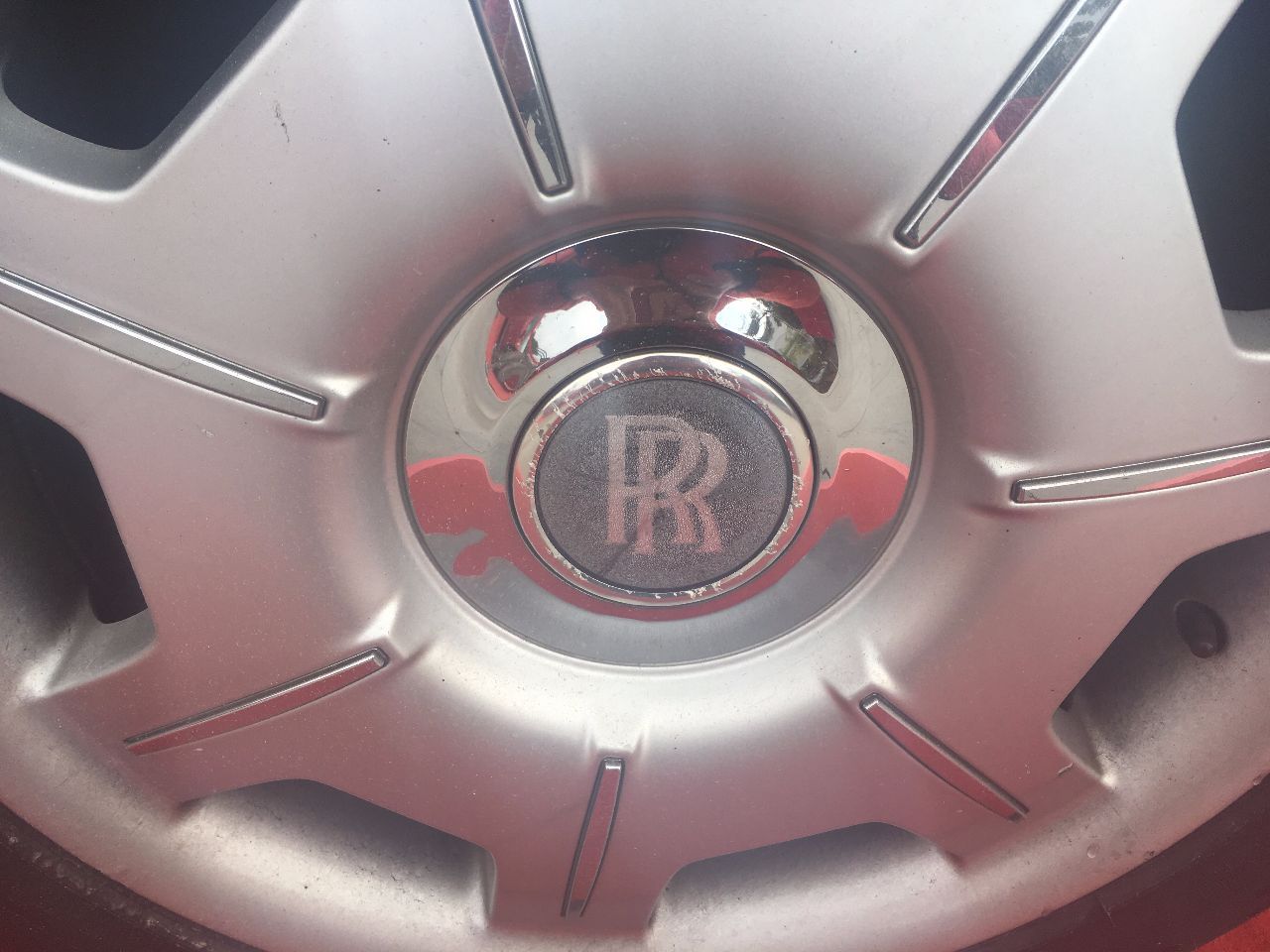 1000萬勞斯萊斯幻影，車牌四個八，車標掉漆，輪標起霧