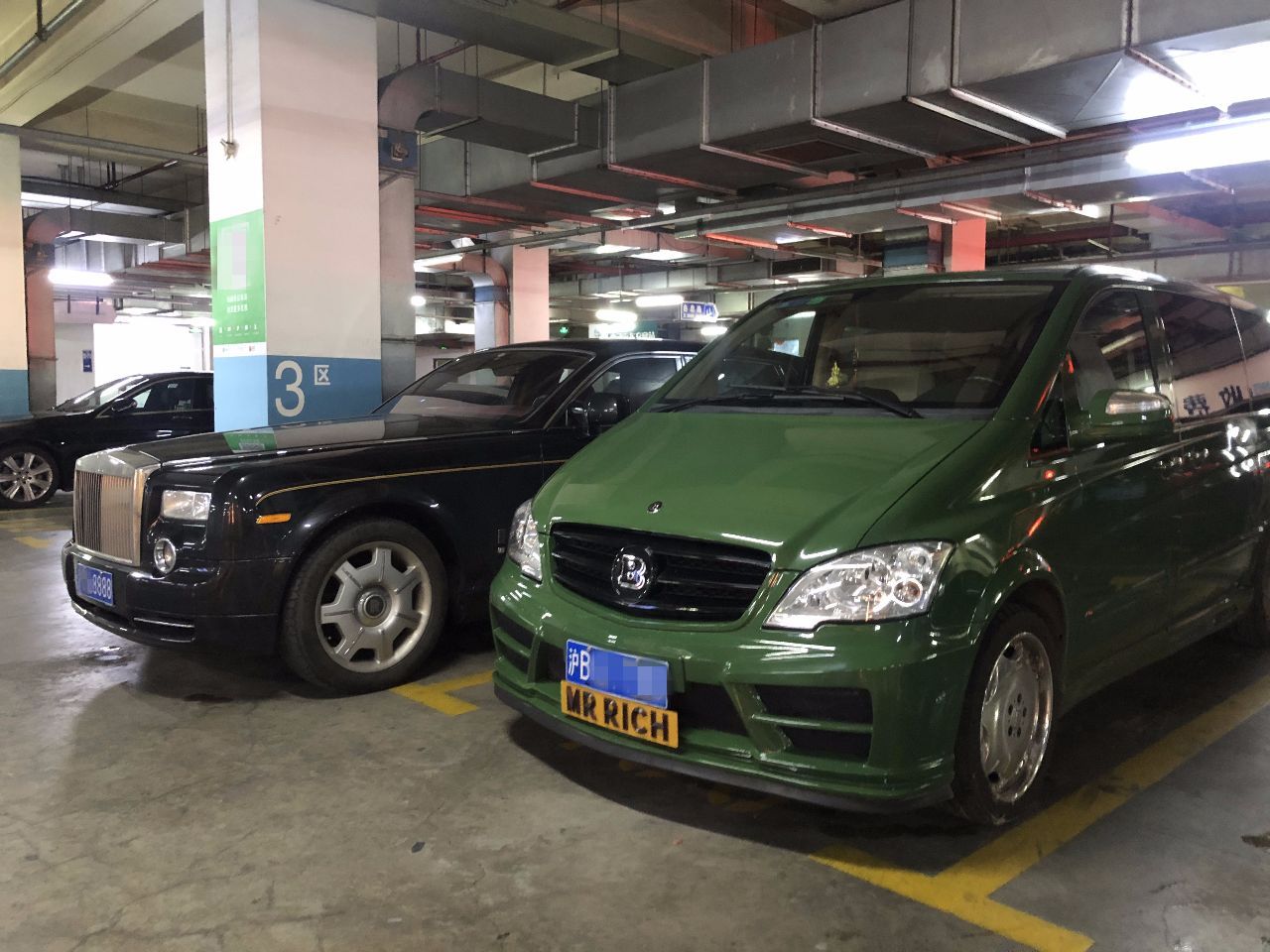 1000萬勞斯萊斯幻影，車牌四個八，車標掉漆，輪標起霧