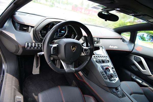 蘭博基尼龍年限量版，全球僅10臺，連車標都換了！