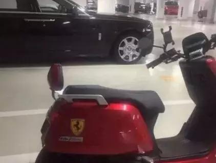 王思聰車庫還停著一部小電動，一看車標吸了一口涼氣！