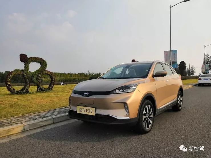 威馬EX5上路實測：車標、智能旋轉(zhuǎn)屏等具有辨識度，但部分配置尚存提升空間