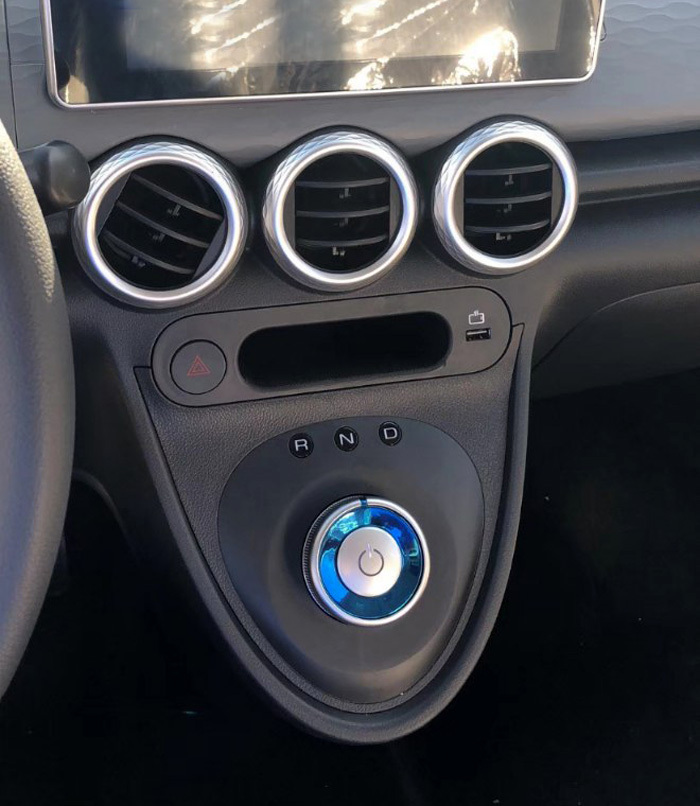 歐拉R1實車曝光，車標一塊黑寶石，一度電能跑十公里，不足6萬