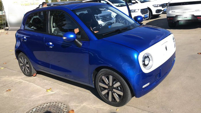 歐拉R1實車曝光，車標一塊黑寶石，一度電能跑十公里，不足6萬