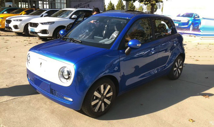 歐拉R1實車曝光，車標一塊黑寶石，一度電能跑十公里，不足6萬