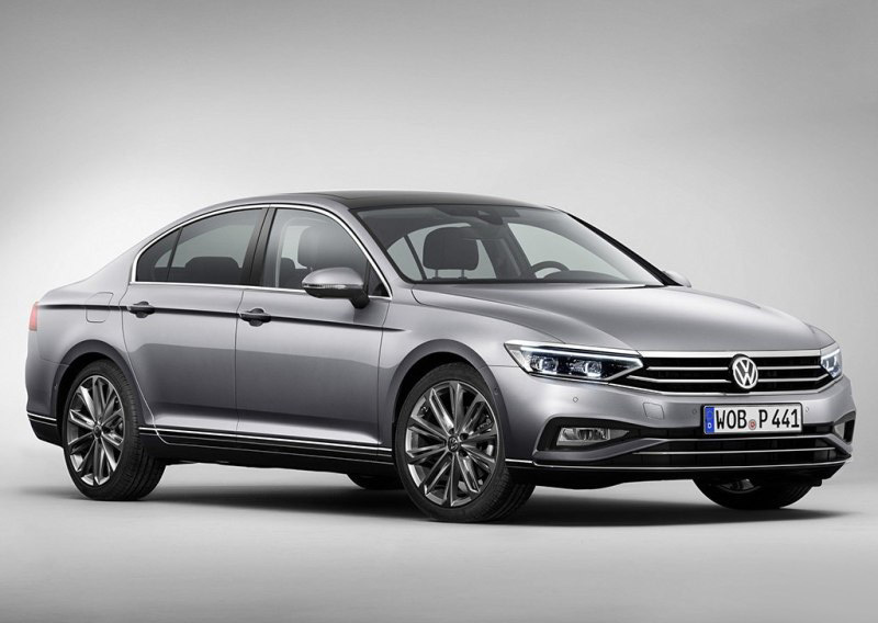 新一代邁騰來了，車標下面帶字母！立馬提升了一個檔次