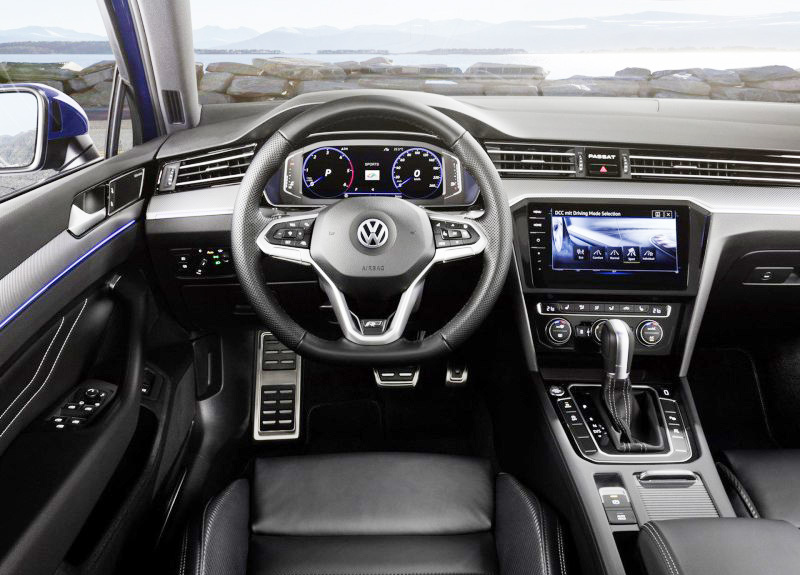 新一代邁騰來了，車標下面帶字母！立馬提升了一個檔次