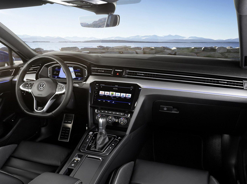 新一代邁騰來了，車標下面帶字母！立馬提升了一個檔次