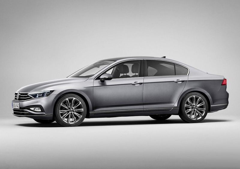 新一代邁騰來了，車標下面帶字母！立馬提升了一個檔次