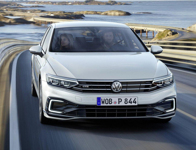 新一代邁騰來了，車標下面帶字母！立馬提升了一個檔次