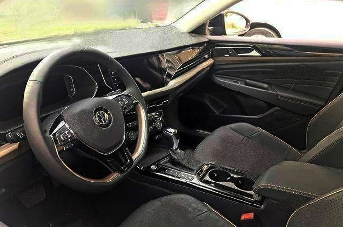 車標下面帶字母！新一代國產帕薩特實車，要逼著雅閣凱美瑞降價了