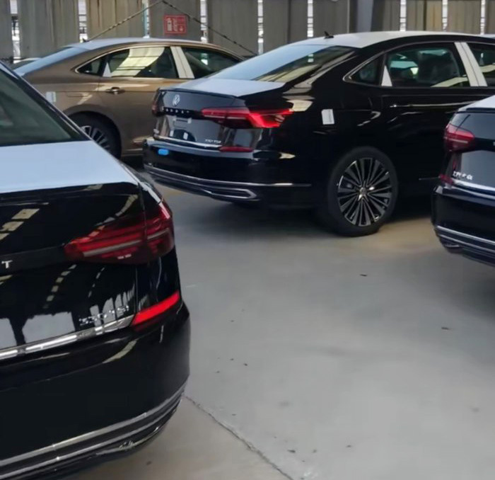 車標下面帶字母！新一代國產帕薩特實車，要逼著雅閣凱美瑞降價了