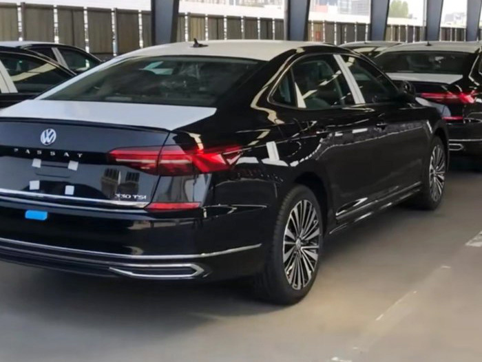 車標下面帶字母！新一代國產帕薩特實車，要逼著雅閣凱美瑞降價了