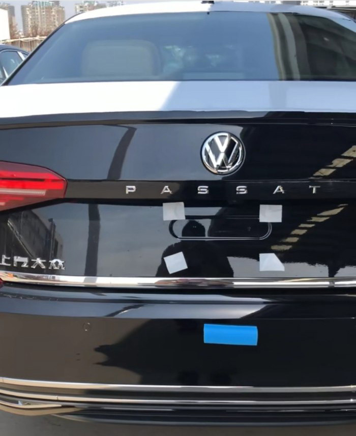 車標下面帶字母！新一代國產帕薩特實車，要逼著雅閣凱美瑞降價了