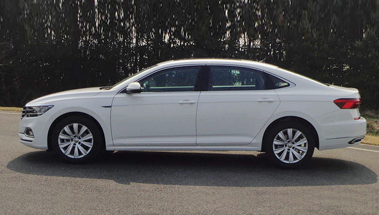 車標下面帶字母！新一代國產帕薩特實車，要逼著雅閣凱美瑞降價了