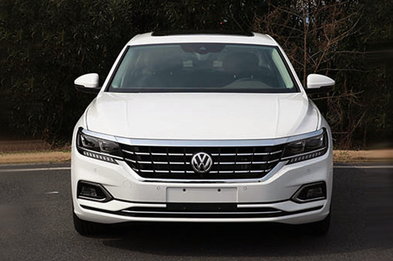 車標下面帶字母！新一代國產帕薩特實車，要逼著雅閣凱美瑞降價了