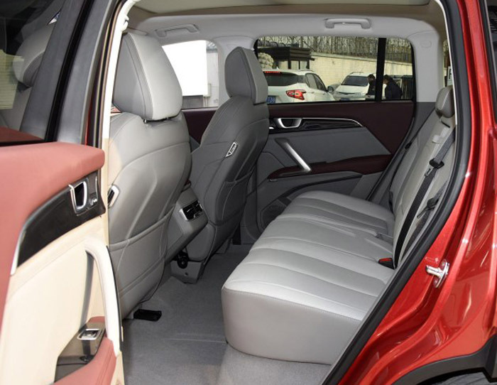 寶駿RS5實車到店，新車標(biāo)確實漂亮，檔次提升確實很明顯