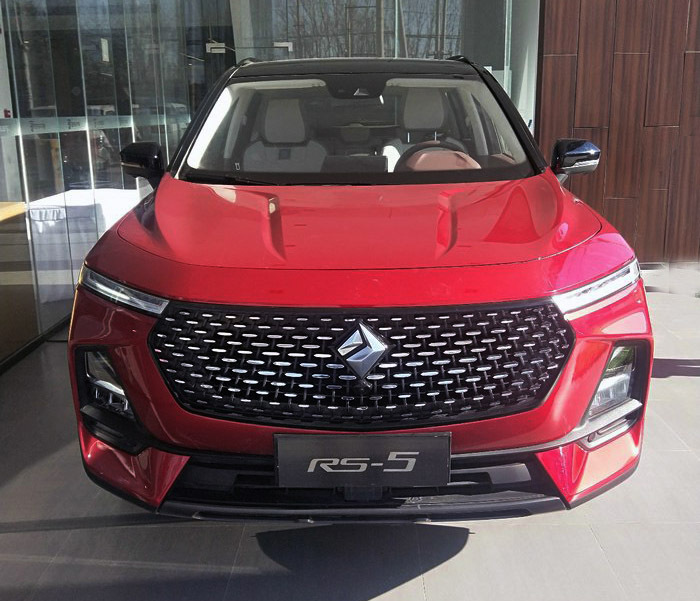 寶駿RS5實車到店，新車標(biāo)確實漂亮，檔次提升確實很明顯