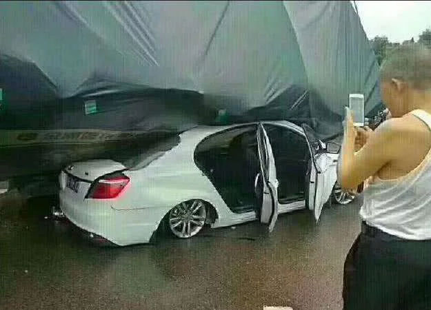 吉利怒換新車標！看到這撞車一幕, 不少人更是要買了！