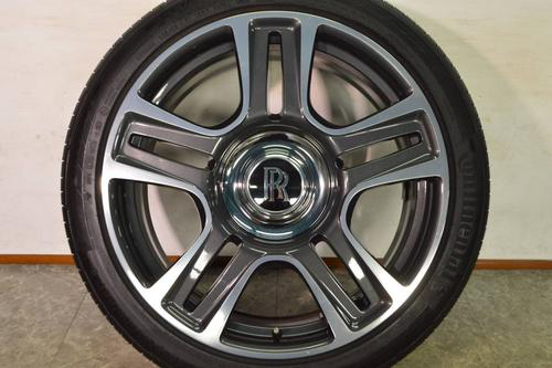 為什么勞斯萊斯輪轂上的車標可以直立不動？原來是這么回事！