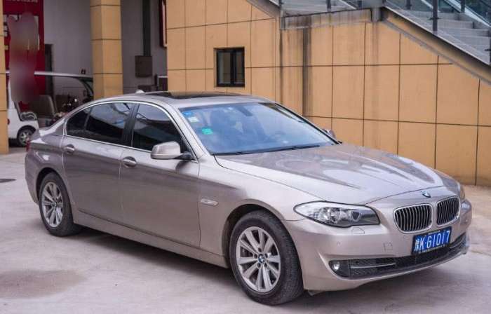 德國(guó)寶馬與華晨寶馬差距有多大？ 不只是車標(biāo)，車主哭訴：50萬(wàn)白花了！