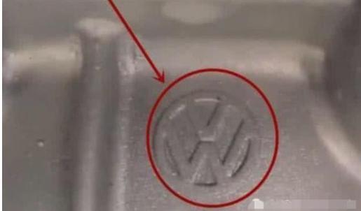 保時捷底盤是大眾車標，車主氣得維權，修車工笑了：你不配開這車