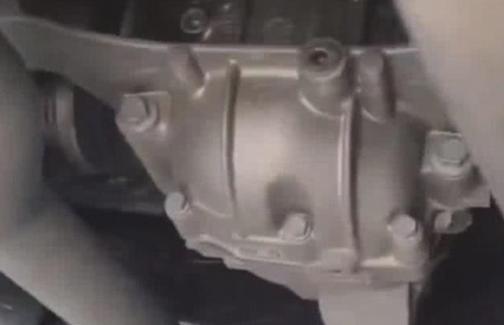 保時捷底盤是大眾車標，車主氣得維權，修車工笑了：你不配開這車