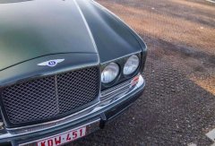 藍標敞篷賓利，車內有7個儀表